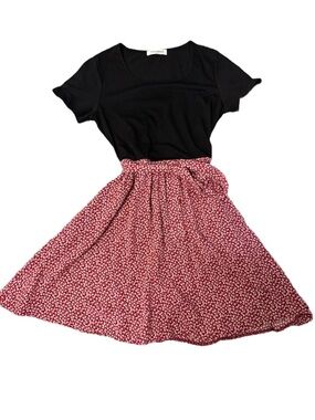 ManyDress - Medium Black Top with Red Floral